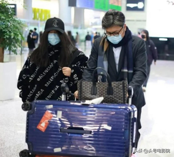 黃多多16歲戴金鍊塗眼影，爸爸萌娃早熟！曹格女兒11歲露肩畫眼線