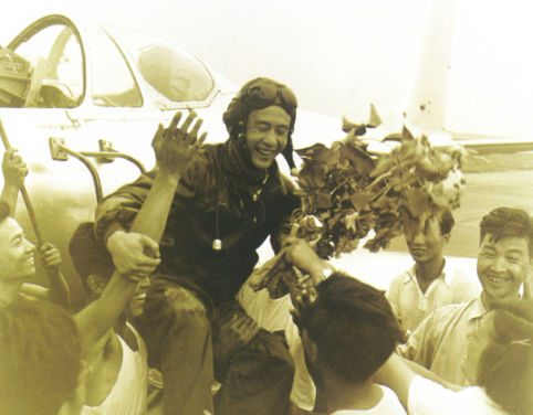 美軍戰機屢次侵犯南海，毛主席以七字霸氣回應，他們敢搗亂就打