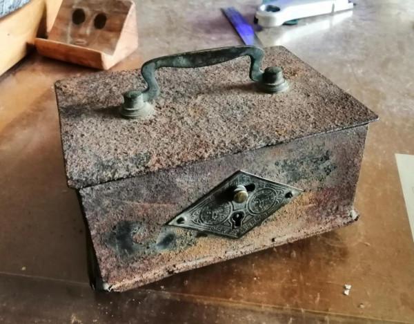 212.收藏一個小鐵箱子