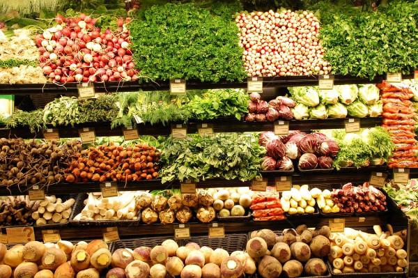 年輕人寧願去超市買菜，也不跟擺攤的老人買菜，原因是什麼？