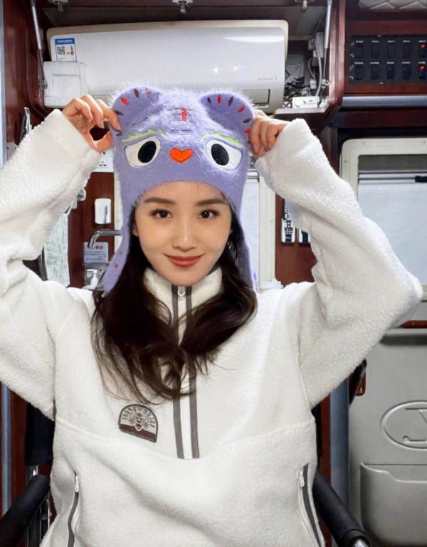 劉詩詩又美又颯，穿蕾絲裙美如仙子，照著穿就行