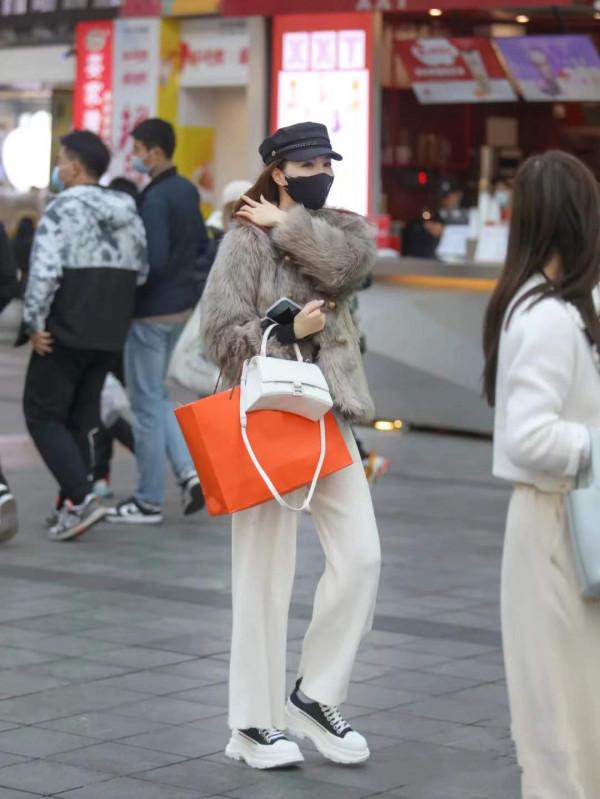 冬天也總是穿大衣、羽絨服，“毛毛外套”溫暖奢華，誰穿誰洋氣