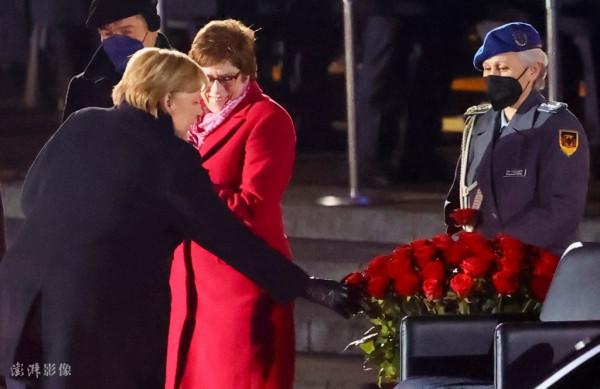 德國聯邦國防軍為默克爾舉行軍樂火炬告別儀式
