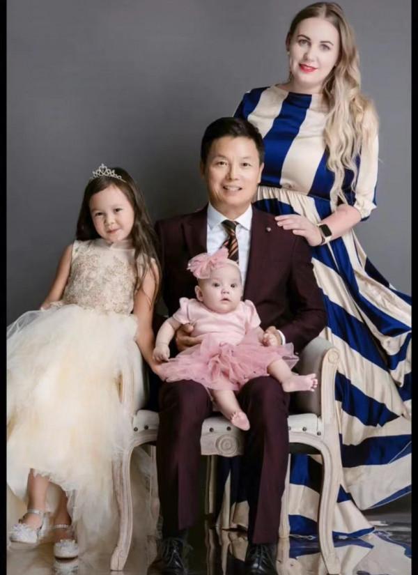 65歲戲骨和洋老婆秀恩愛!稱找不起中國妻否認拿綠卡,三胎剛半歲 65歲戲骨和洋老婆秀恩愛!稱找不起中國妻否認拿綠卡,三胎剛半歲