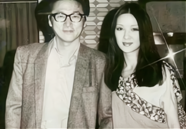 92年李敖與王小屯結婚，拜見年齡比自己還小的岳父母：深深鞠一躬