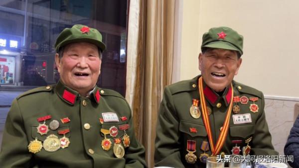 河南2位志願軍老兵到餐館吃飯,老闆主動加菜又免單,臨走還送燒雞和鯉魚 河南2位志願軍老兵到餐館吃飯,老闆主動加菜又免單,臨走還送燒雞和鯉魚