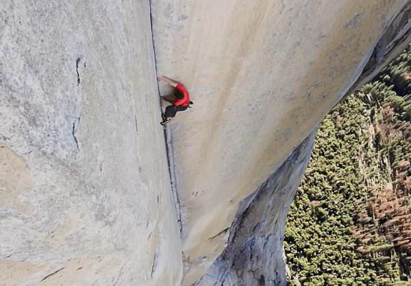 幾乎90度光滑立面，高916米的酋長巖，有個人曾徒手登頂，僅用4h