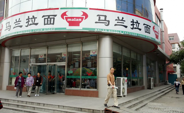 資產百億，連夜把公司送人後，他去哪了？