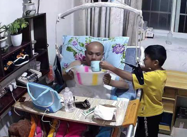 3年前父親意外癱瘓，4歲男孩獨自扛起家庭重擔，如今登上央視舞臺