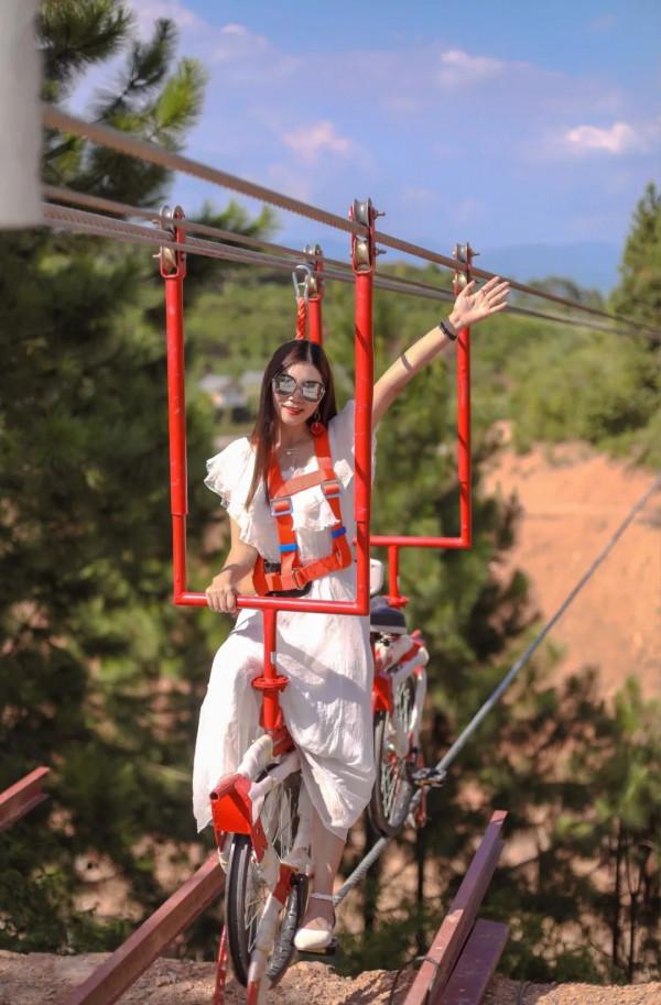 周邊遊｜住進小木屋泡私湯，乘網紅小火車玩彩虹滑道