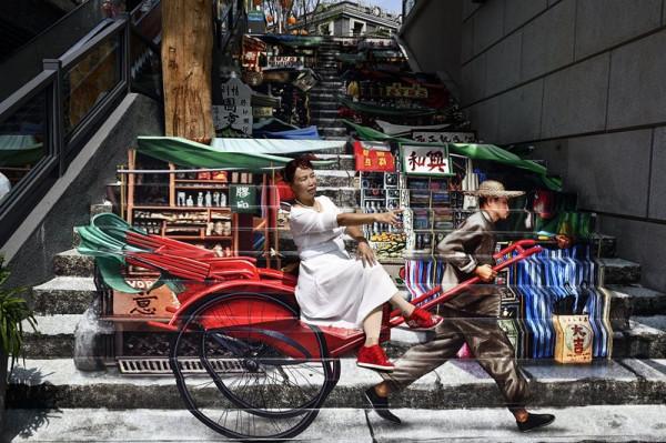 重慶彈子石老街裸眼3D畫走火 眾多遊客前來體驗拍照 重慶彈子石老街裸眼3D畫走火 眾多遊客前來體驗拍照