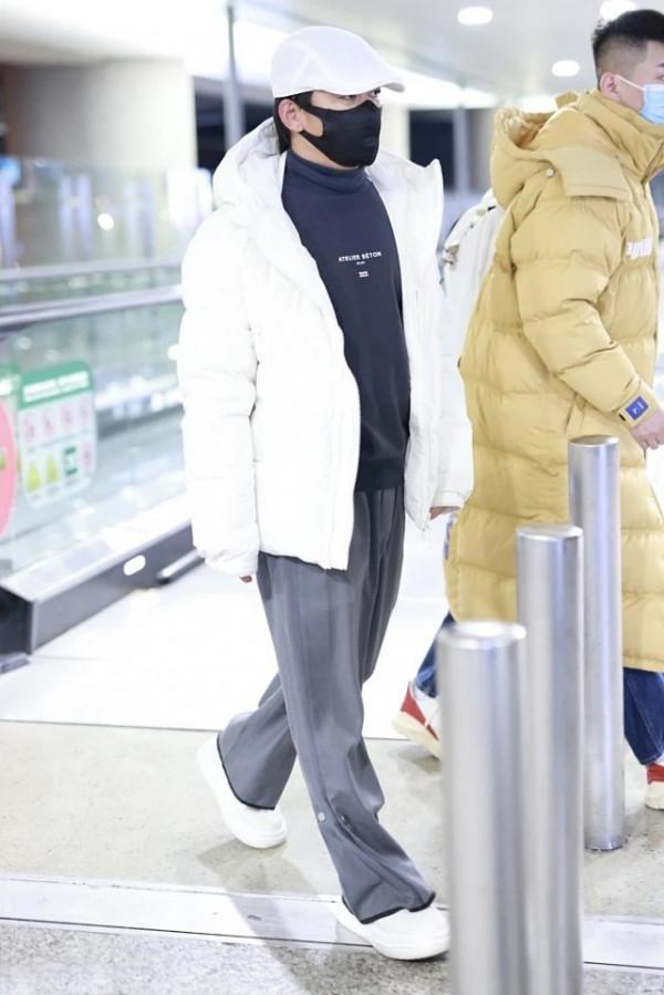 王寶強亮相機場變潮男，用羽絨服穿出高階感，這衣品越來越好了