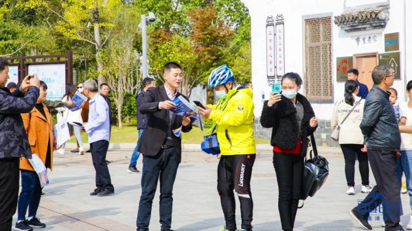 婺源高鐵站再現穿越快閃，驚豔遊客，嗨翻全場
