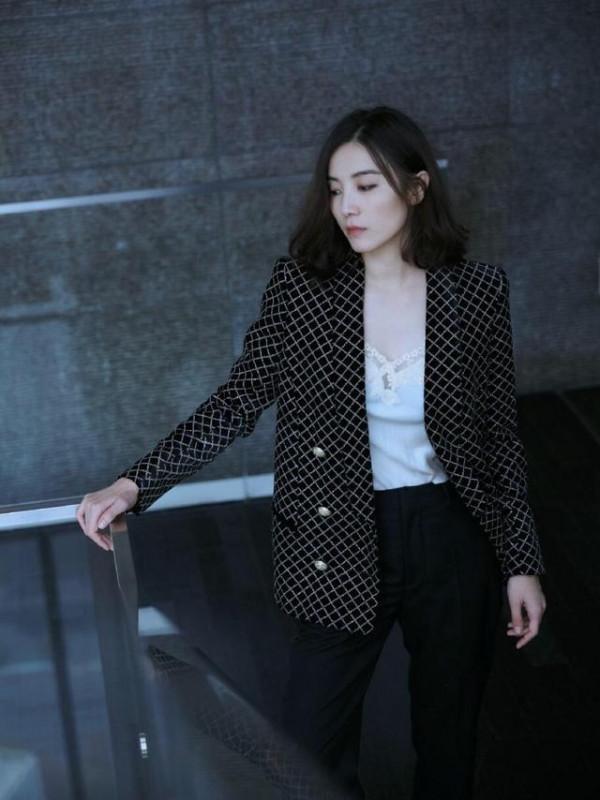 最近火了一種新穿法，叫“西裝+蕾絲吊帶”，蔣勤勤、宋佳都上頭