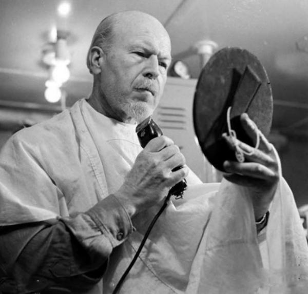 1949年,美國領事館領事當街毆打我國僱員,毛主席得知如何處理? 1949年,美國領事館領事當街毆打我國僱員,毛主席得知如何處理?