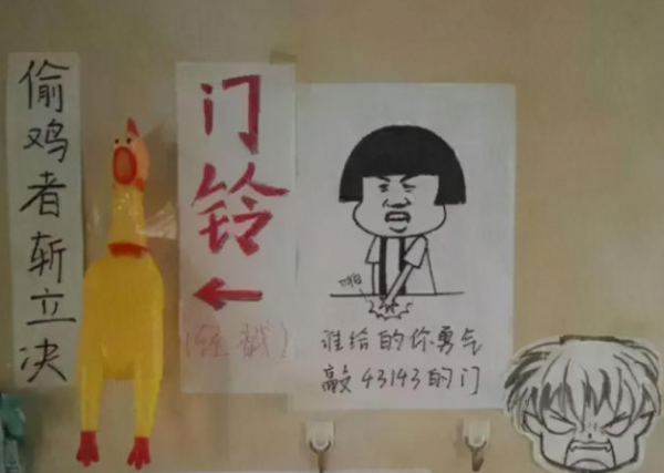 大學宿舍門上“花式標語”走紅，學姐實屬無奈，學妹“頂禮膜拜”