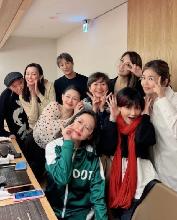 大S離婚後首露面,與朋友聚餐慶祝,緊摟男化妝師合影引熱議 大S離婚後首露面,與朋友聚餐慶祝,緊摟男化妝師合影引熱議