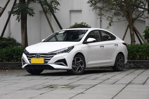 體驗現代悅納頂配車型，油耗4&period;9L，不足10萬還帶感應後備廂