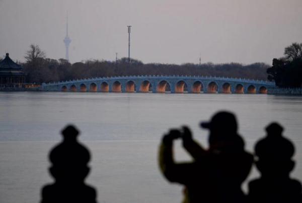 冬至：頤和園十七孔橋呈現“金光穿洞”美景