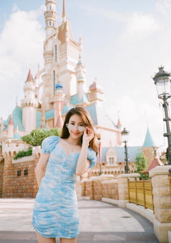 方媛為了顯瘦真挺拼的，穿V領毛衣配紫色束腰，看著勒得有點難受