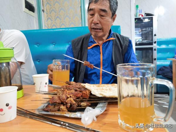 漢EV自駕新疆昭蘇縣，美食廣場排隊一小時終於吃上網紅燒烤