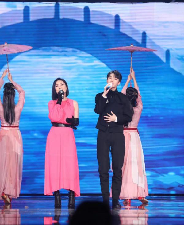 Twins合體鄧紫棋瘦脫型，景甜廉價禮服穿出富貴感，溫碧霞似公主