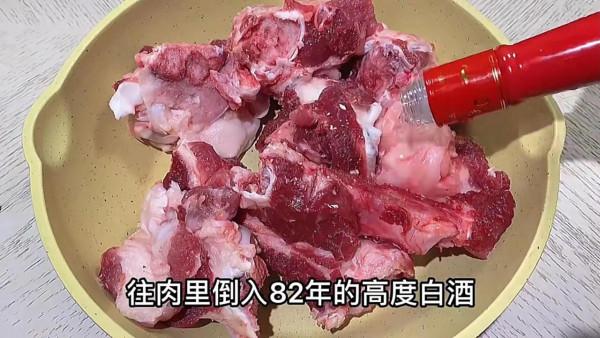 燉骨頭湯，牢記“兩不放”訣竅，湯白肉香不油膩，營養全保留