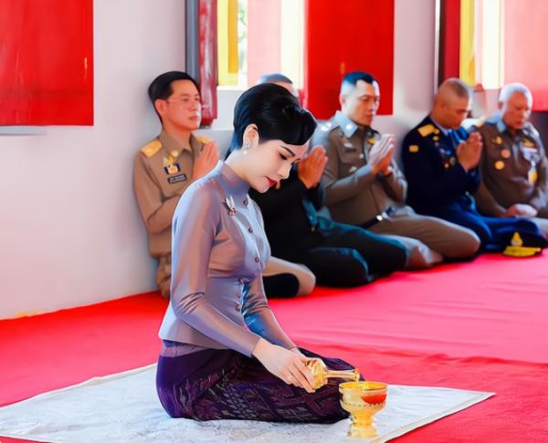 王室“臨時王后”詩妮娜，頂替蘇提達待遇提升，準備迎接西拉米