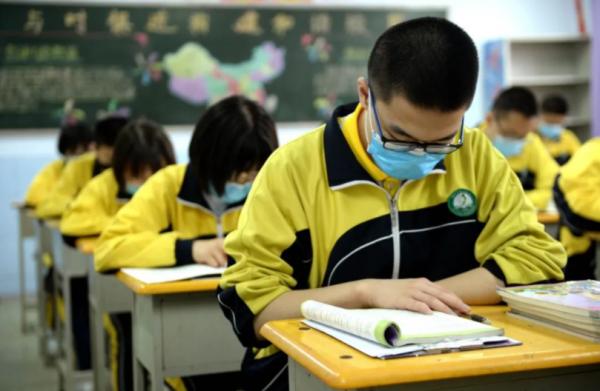 牛奶不允許入校,四川兩學生校門口喝整箱,牛奶還分校內外? 牛奶不允許入校,四川兩學生校門口喝整箱,牛奶還分校內外?