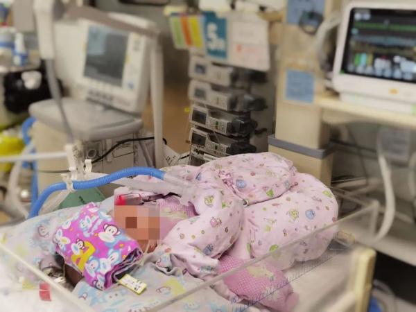 警惕!天冷降溫加被子,2個月大嬰兒睡覺被捂到呼吸衰竭…… 警惕!天冷降溫加被子,2個月大嬰兒睡覺被捂到呼吸衰竭……