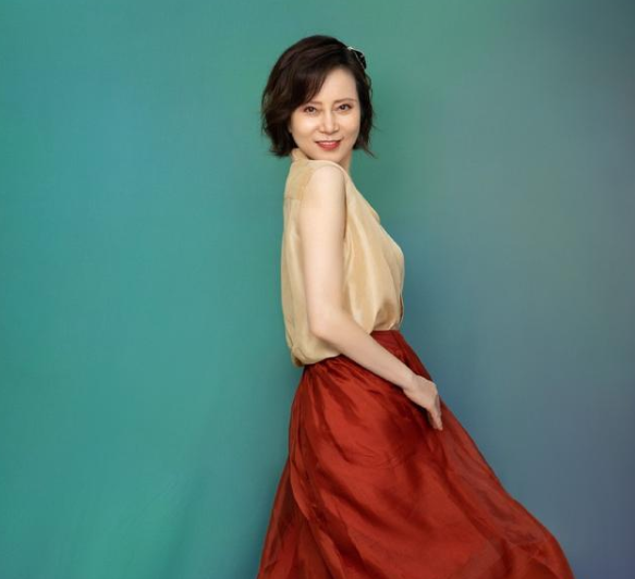 宋妍霏媽媽走紅網路,氣質比女兒還出眾,網友:“媽媽屆”天花板 宋妍霏媽媽走紅網路,氣質比女兒還出眾,網友:“媽媽屆”天花板