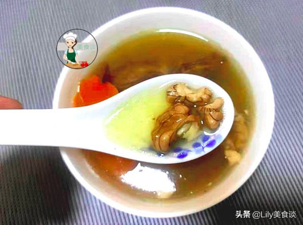 冬天，蘋果和核桃一起煮，我家一週喝一回，很多人還不懂有什麼用