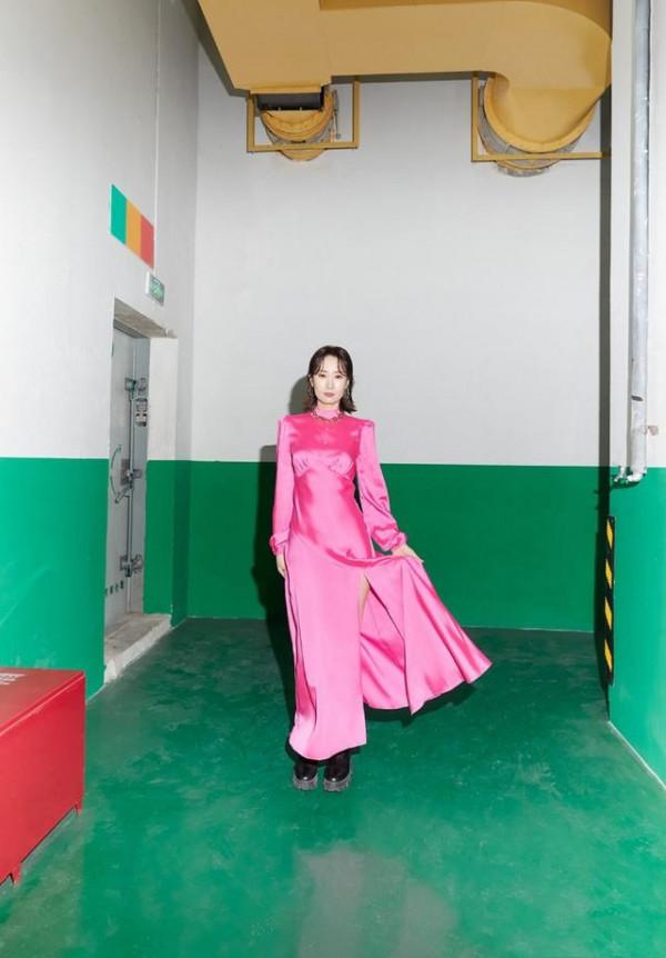 45歲劉敏濤心態超年輕，亮粉色連衣裙襯托出曼妙的身姿，氣質優雅