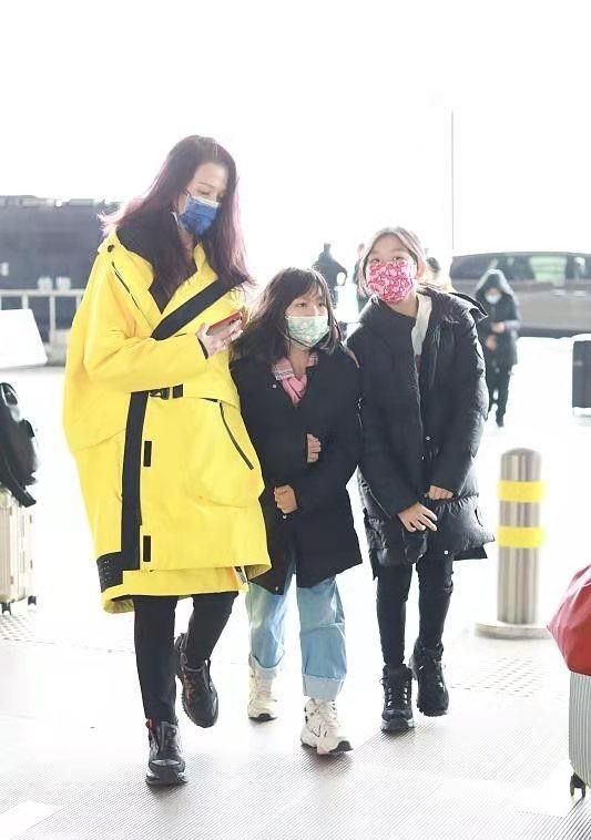 蔡少芬一家五口合體，張晉穿迷彩羽絨服挺潮，把女兒摟懷裡真寵溺