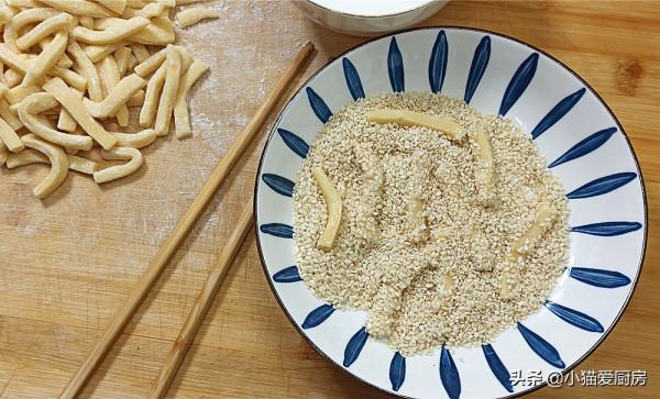 過年少不了的小零食&OpenCurlyDoubleQuote;香酥芝麻條&rdquo;，香酥香酥可口，孩子喜歡