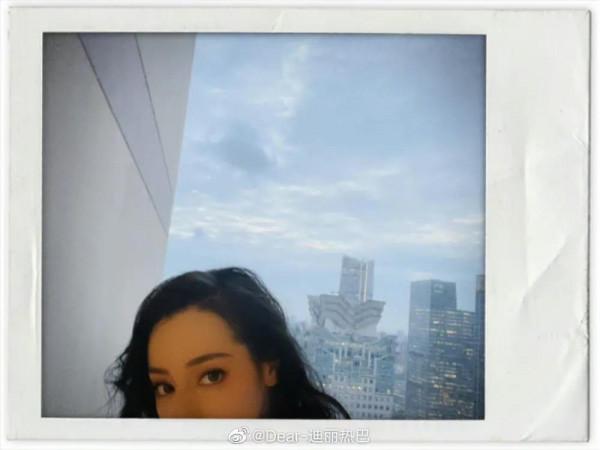 迪麗熱巴最新自拍照