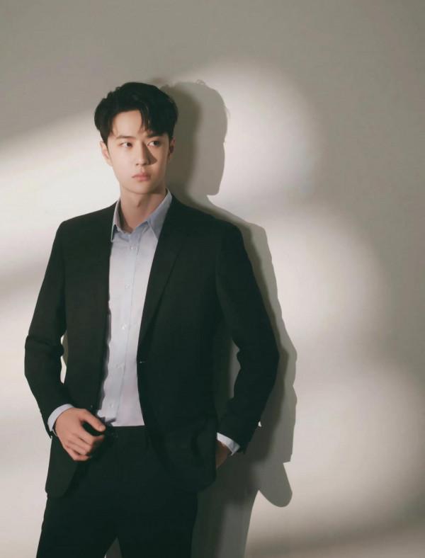 熱搜啦 王一博夜跑