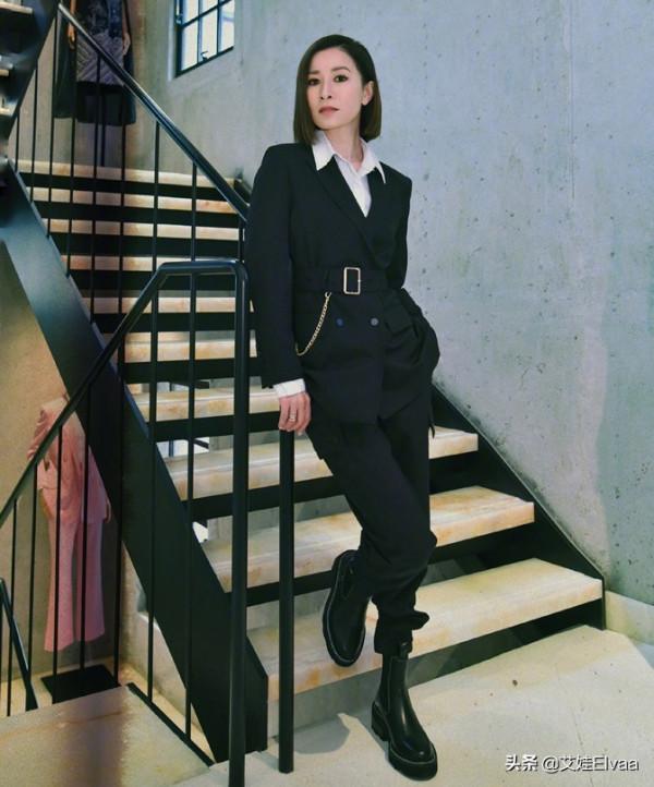 佘詩曼也太愛美了，大冬天穿連帽外套配舊靴趕機，打扮清涼真窈窕