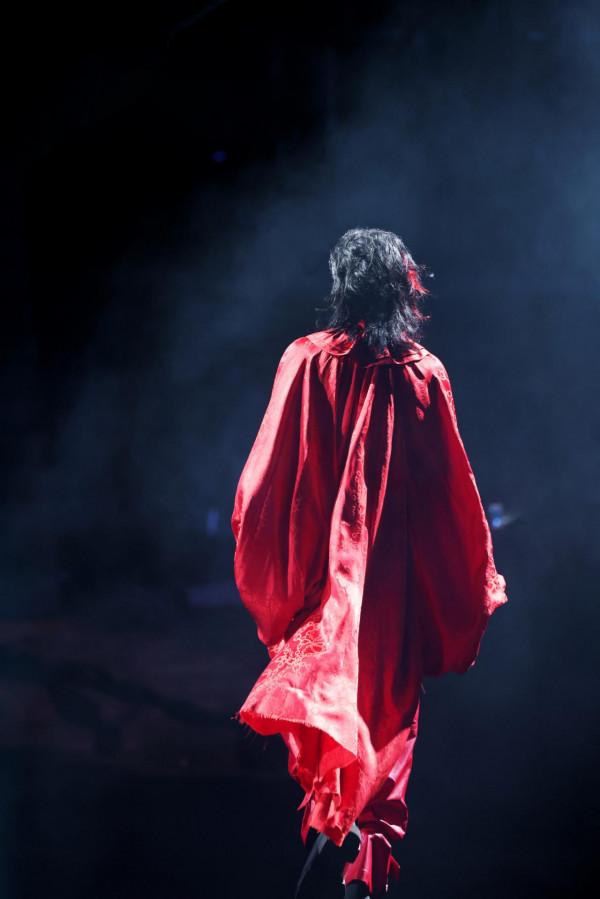 紅色因他而紅，紅詮釋了他的輕狂與愛意張揚，紅與華晨宇絕配