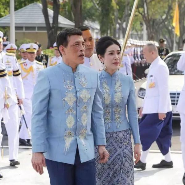 詩妮娜又要涼涼了？泰王室最新全家福海報缺少詩妮娜，王后笑開花