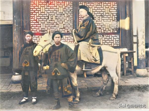 晚清老照片：兵丁穿草鞋，父子遛鳥，女子端莊美麗