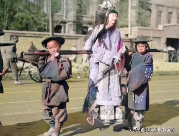 百年前生活何模樣？末代皇后婉容令人唏噓，川島芳子與丈夫合影