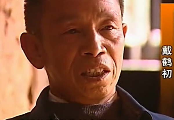 真實故事：湖南農村遇怪事，村民上山挖墳頭土，兌水服下發生奇蹟