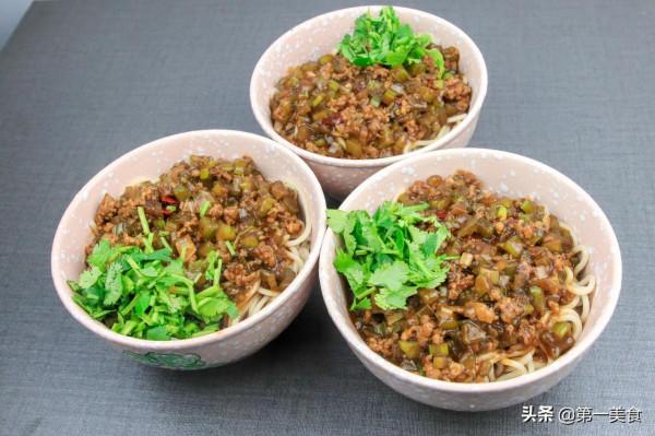 大廚教你做家常炸醬麵，調好醬汁才是關鍵，醬香濃郁，一碗不夠吃