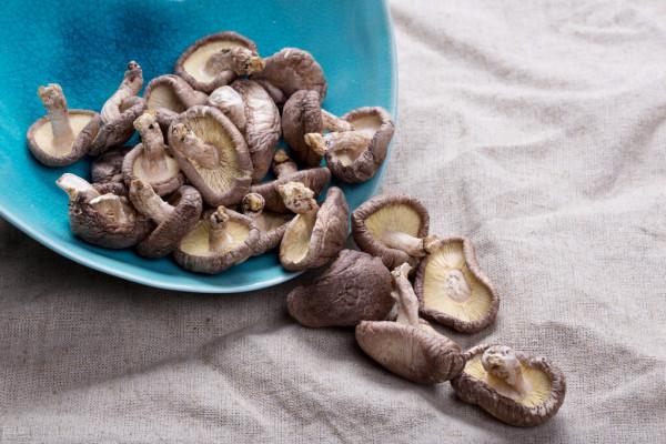 若是宅家少出門，備下6樣乾貨，營養好儲藏，一週的菜品就有了