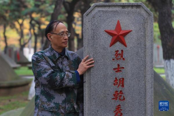 新華全媒+丨永恆的思念——志願軍老戰士和烈士家屬代表祭掃英烈