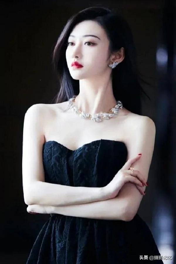 景甜：嚴肅起來也很美