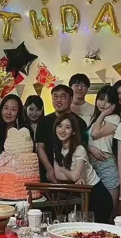 劉強東真會養妻!章澤天穿黑白裝依舊美成焦點,甜美笑容美過巔峰 劉強東真會養妻!章澤天穿黑白裝依舊美成焦點,甜美笑容美過巔峰