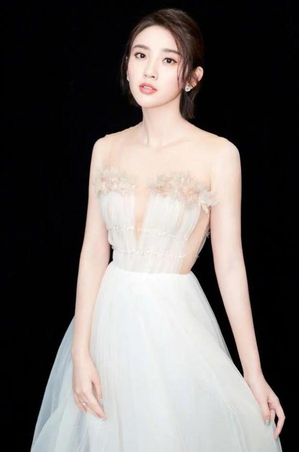 唐藝昕婚後還是這麼美，張若昀真會疼媳婦