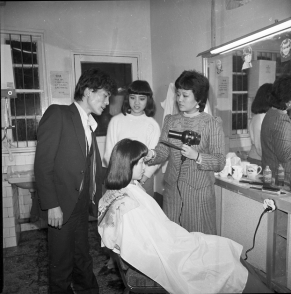 當年用高壓鍋燙頭的拉薩青年,也是明白“頭等大事”的 當年用高壓鍋燙頭的拉薩青年,也是明白“頭等大事”的